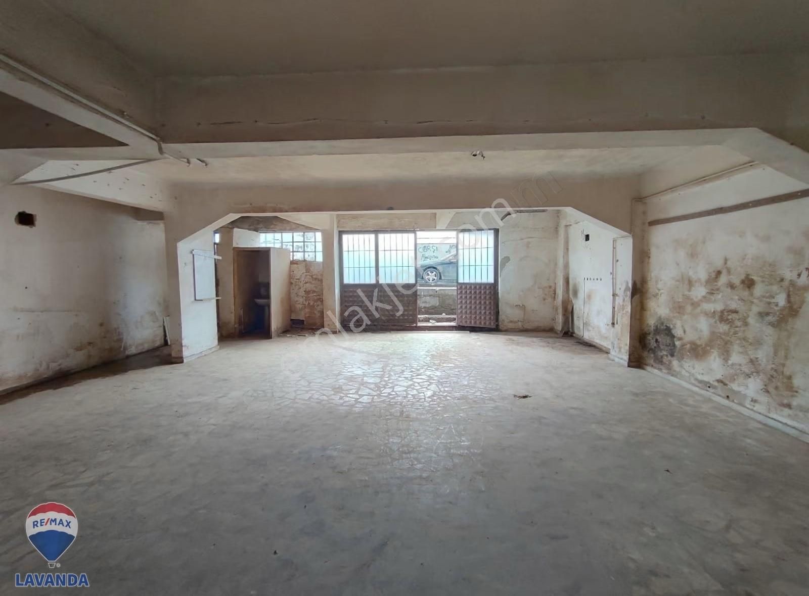 Remax Lavanda'dan Mahmutbey Yeşilköy Otoban Yolunda Kiralik Depo