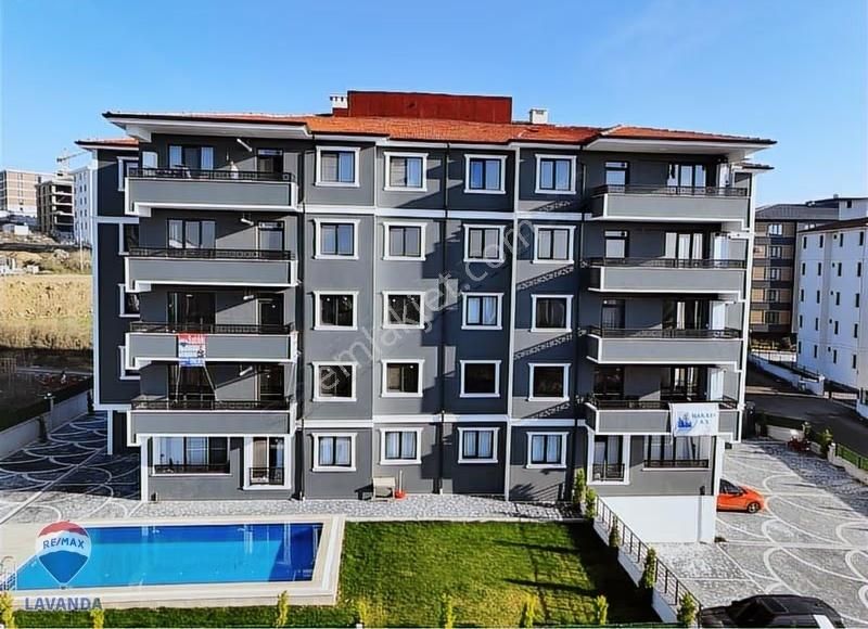 Çiftlikönünde Denize Yakın Havuzlu Sitede Arakat Daire