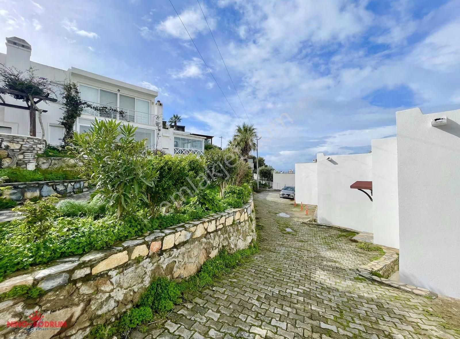 Gümsan Sitesinde Buyuk Bahçeli Manzaralı Özel Plajli Villa - Görsel 2