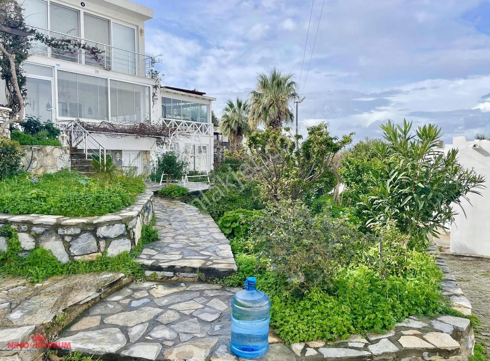 Gümsan Sitesinde Buyuk Bahçeli Manzaralı Özel Plajli Villa - Görsel 11