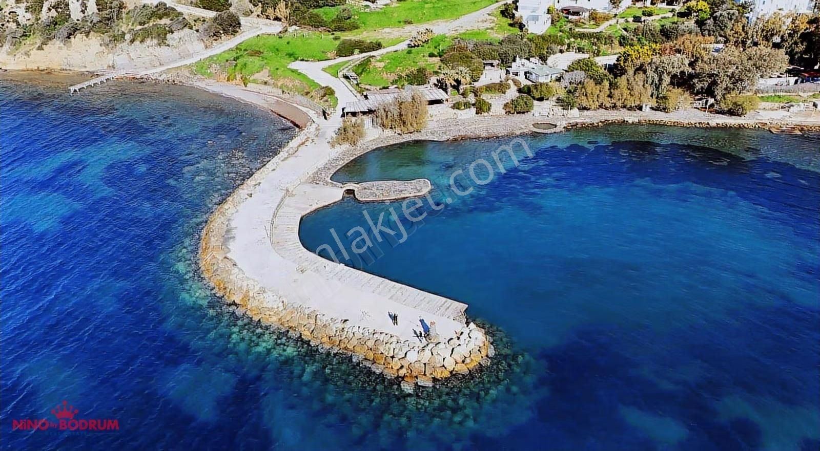 Gümsan Sitesinde Buyuk Bahçeli Manzaralı Özel Plajli Villa