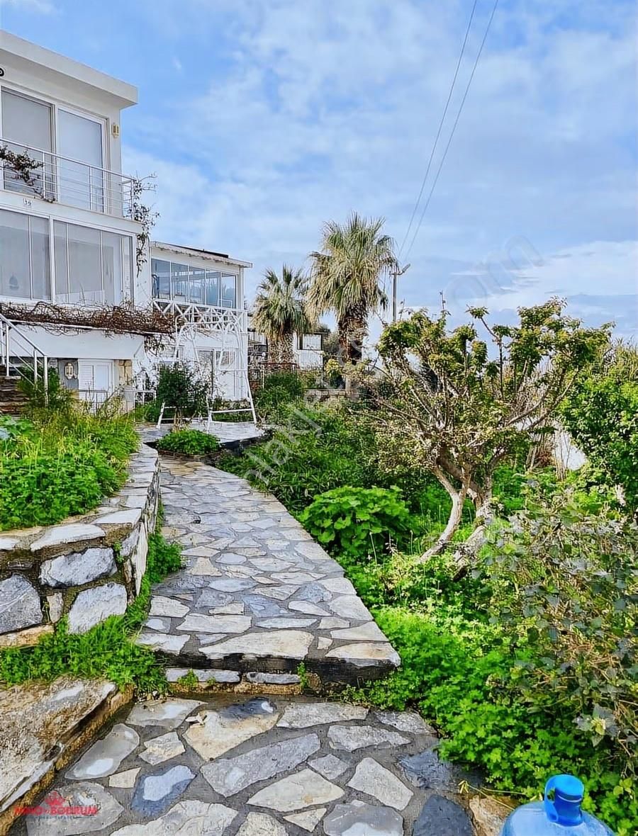 Gümsan Sitesinde Buyuk Bahçeli Manzaralı Özel Plajli Villa - Görsel 7