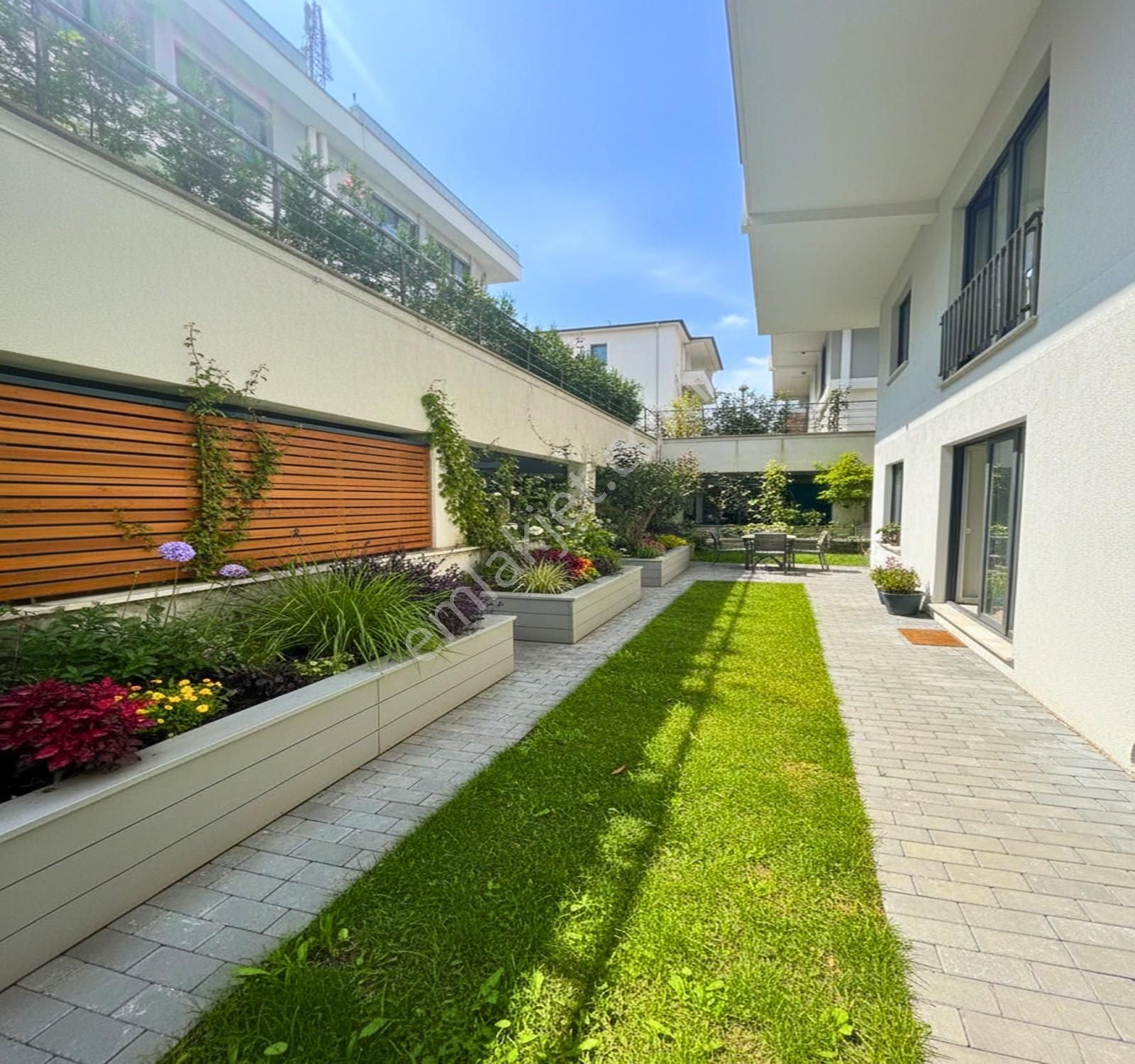 [güzel City]deniz Manzaralı 80 M² Bahçe Kullanımlı Olan 2+1 Daire