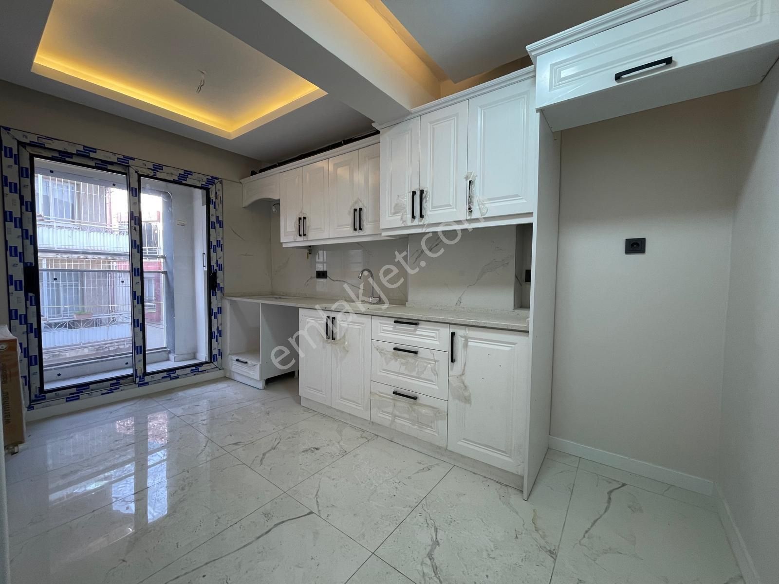 Refet Bele Mah’de 3+1 0 Oturuma Hazır Cadde Yakını Asansörlü Satılık Daire