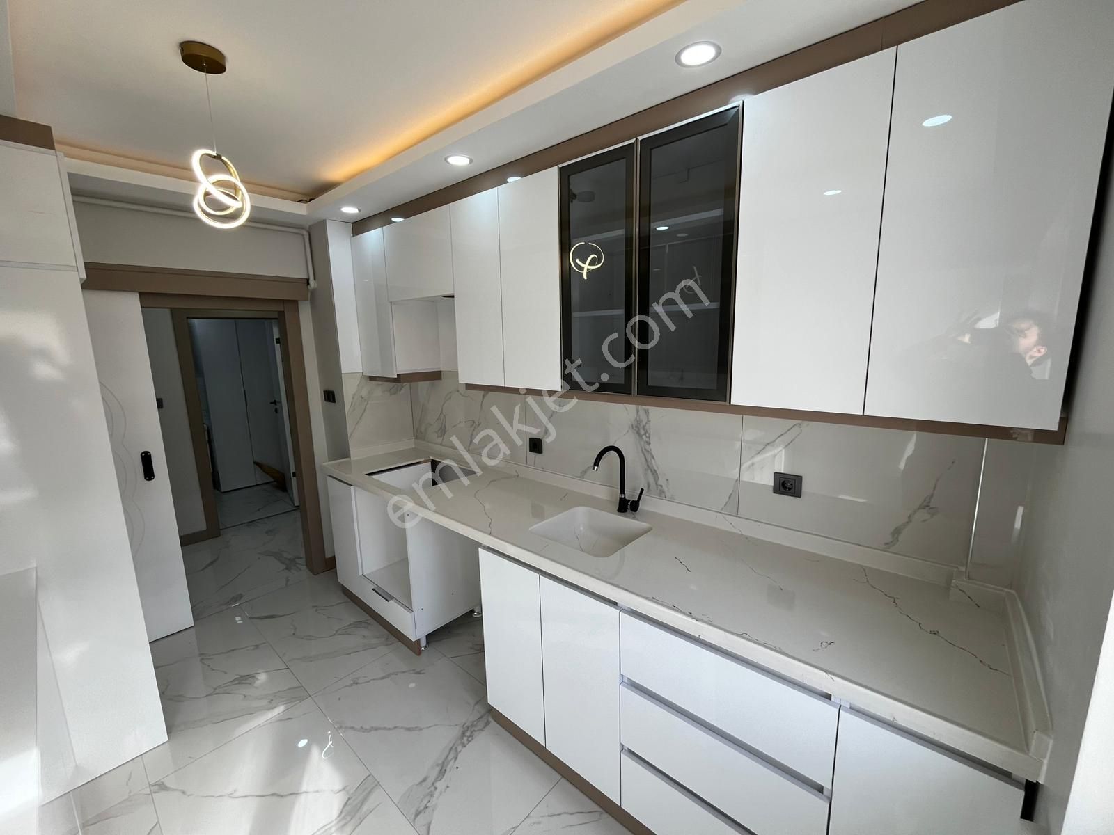 Akşemsettinde 3+1 Full Yapılı Lüx Daire!