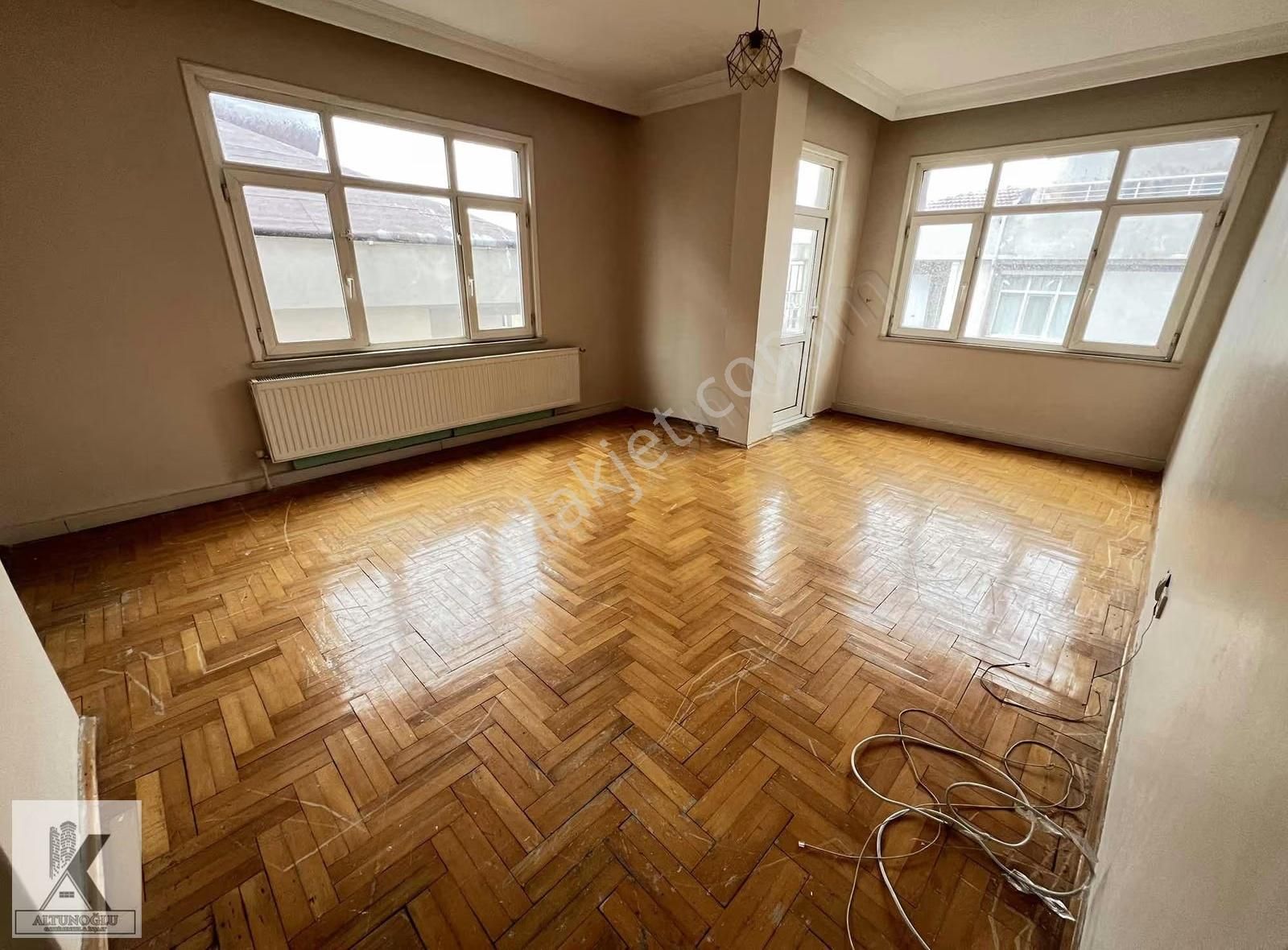 Denizköşkler Mah.metrobüs Cadde Yakınında 2+1 90m2 Ara Kat