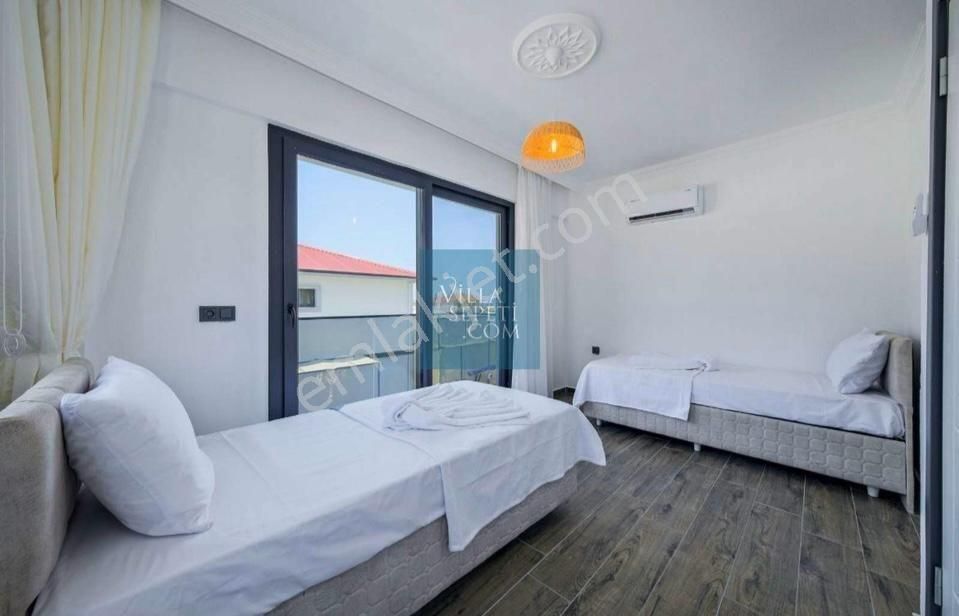 Karaçulhada Kiralık 3+1 Müstakil Havuzlu Villa - Görsel 17