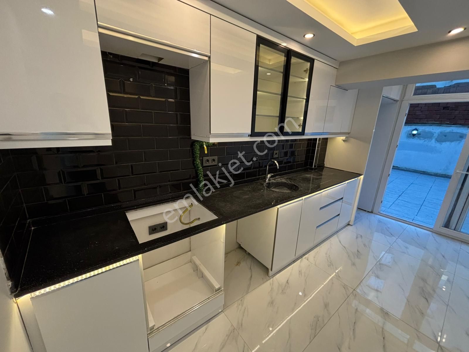 🏡alaybey Mahallesi🏡 ✅3+1 M2 130m2 5 Katlının Zemin Katı ❇️full Tadilatlı Özelikli Petek Kombili