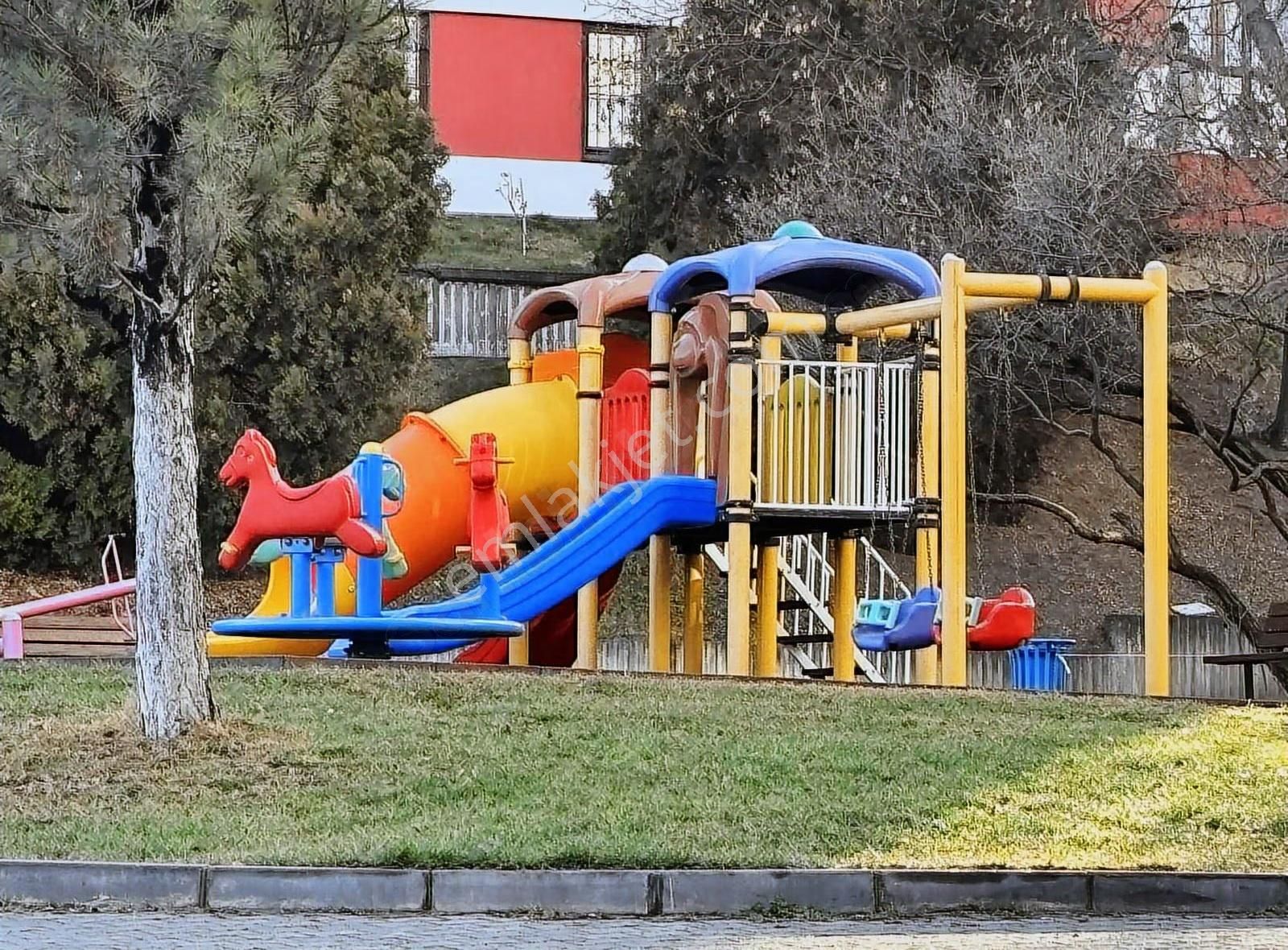 Pogadan Çınar Sitesinde 3+1 Bakımlı Daire - Görsel 19