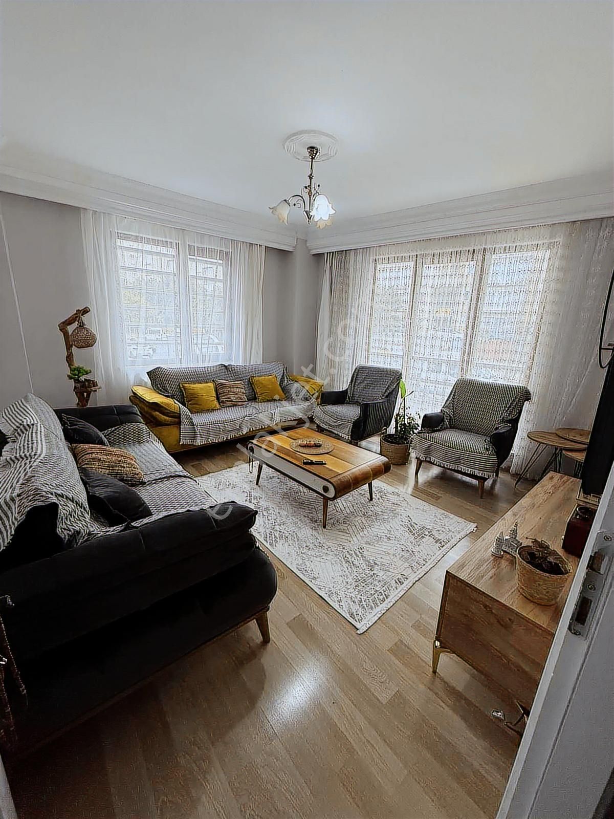 Metrobüse Yürüme Mesafesinde 2+1 Balkonlu Daire