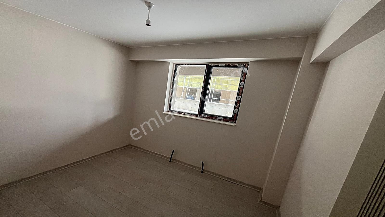 Yenikent Emlak'tan Mükemmel Lokasyonda 1+1 Lüx Muhteşem İşçilik - Görsel 3