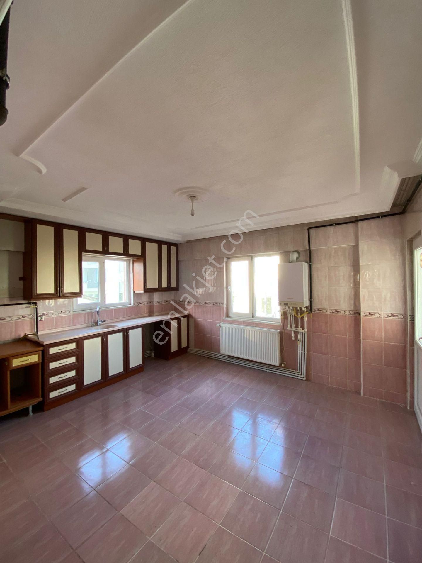 Karahasanlı Mahallesi’nde 200 M² Geniş 3+1 Satılık Daire