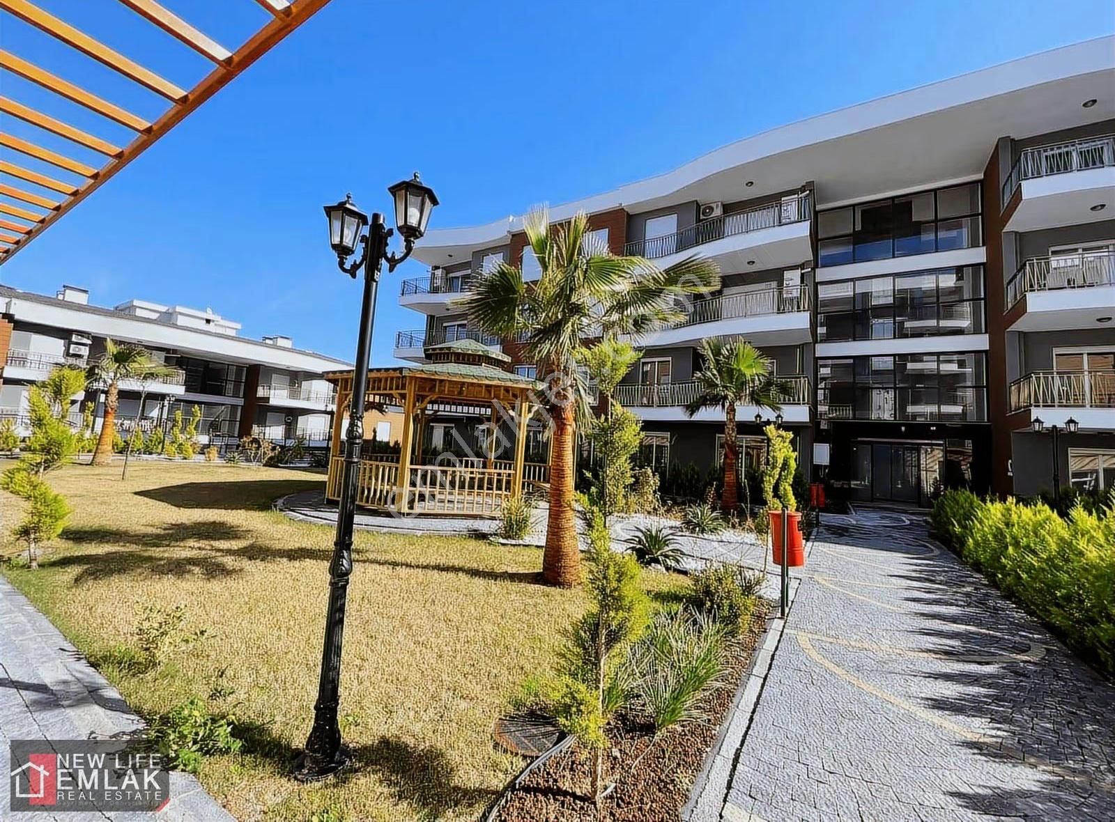 Kuşadasında Müstakil Tadında Bahçe Katı Satılık Daire