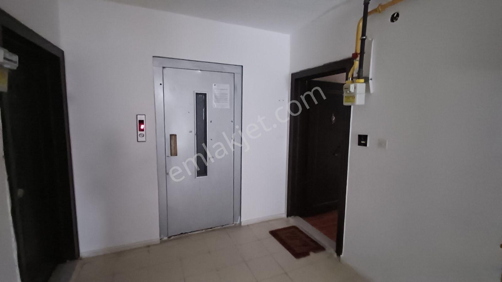 Tepe De İlkokul Yanı Harika Konumda Güney Cephe Arakat Temiz 3+1 - Görsel 29