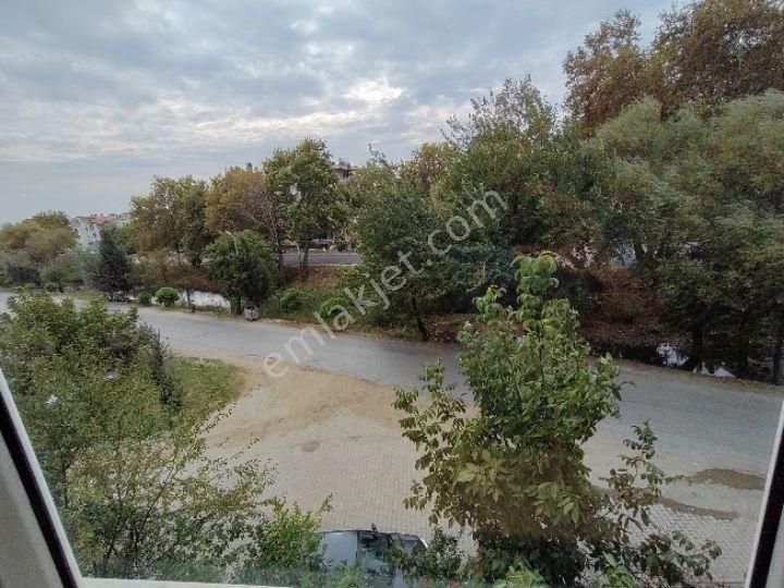 Balıkesir Edremit Akçayda Ara Kat Üç Cepheli Satılık 2+1 Eşyalı Daire - Görsel 3