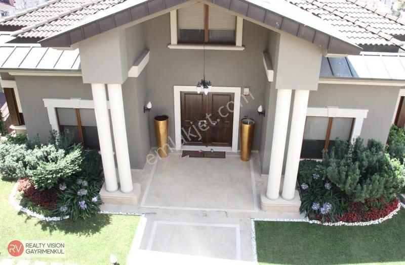 Boğazın İncisi Çengelköy'de Manzaralı Harika Bir Malikane