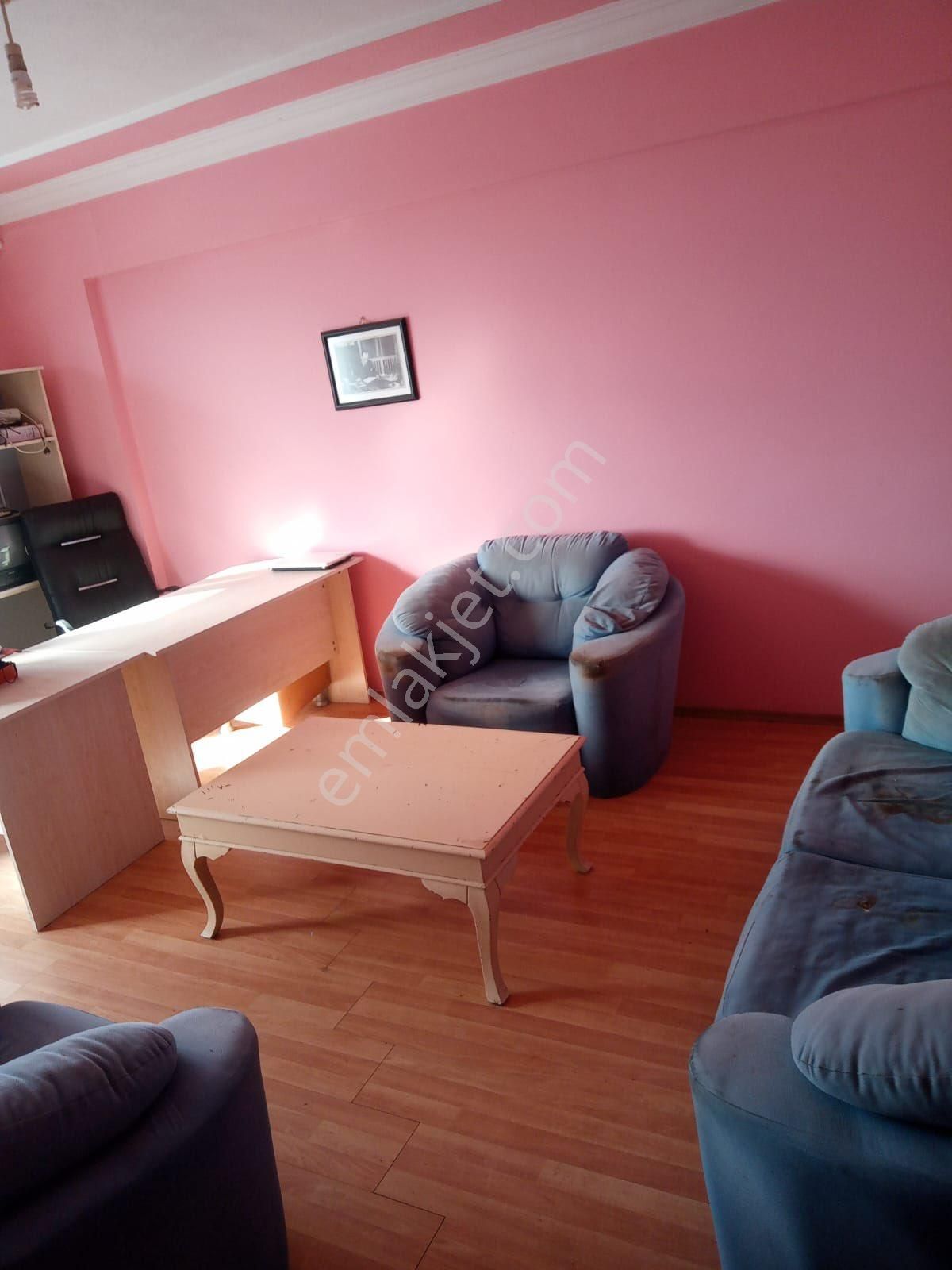 Uğur Emlaktan Yeni Mah Cadde Üzerinde 2+1 2. Kat Merkezde Daire