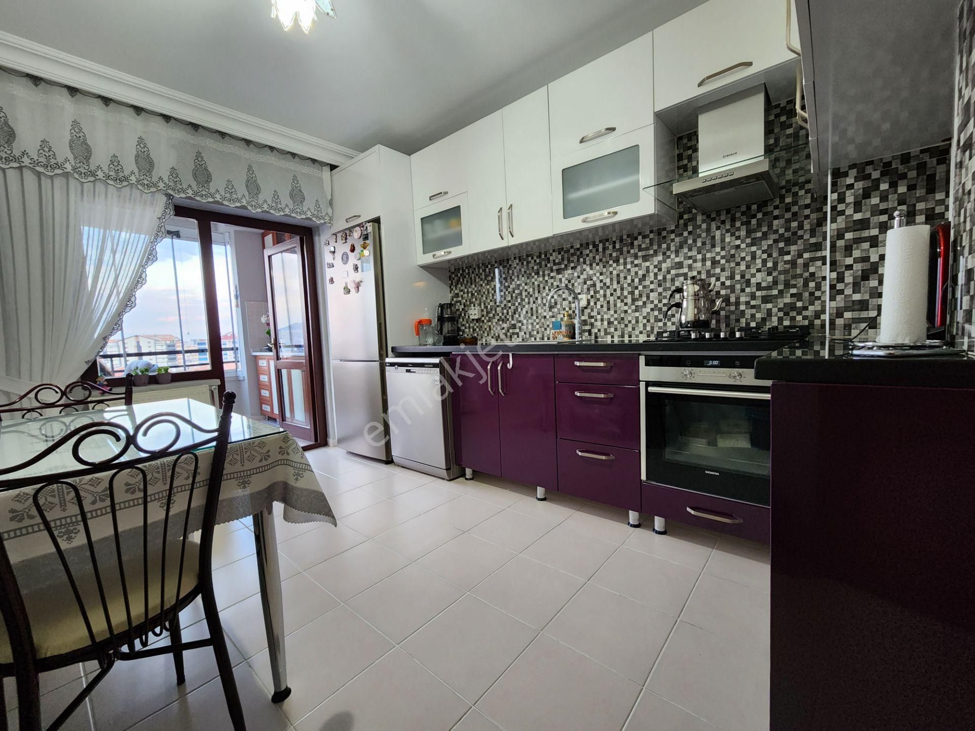 Ege'de Nato Yolu Üzeri Çocuk Oyun Parkı Kapalı Garaj Ön Cephe 3+1 Satılık