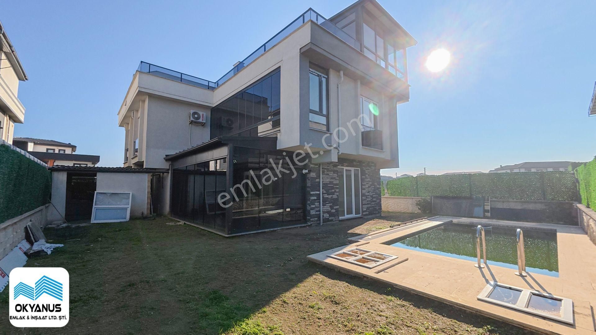 Sakarya Karasu'da Geniş Terasa Sahip Deniz Manzaralı 3+1 Satılık Villa!!!