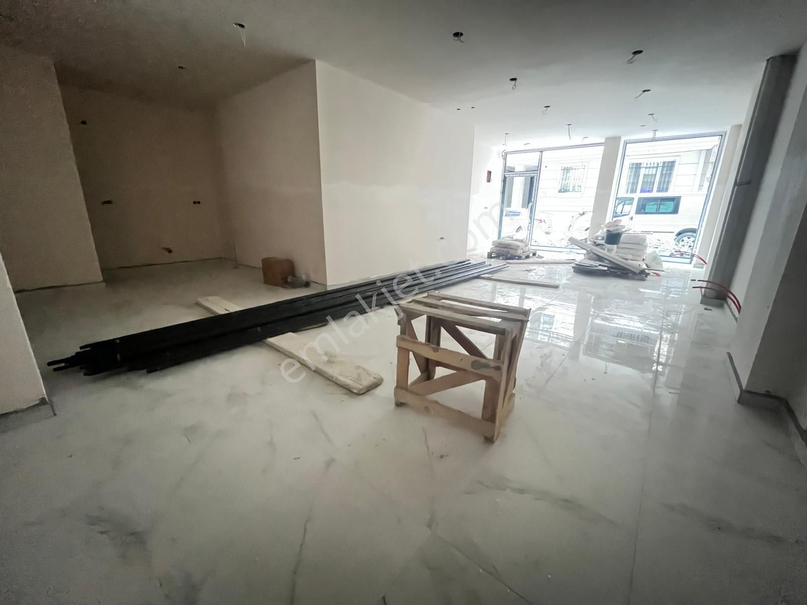 Loft'tan Sefaköy Merkezde Cadde Yakın 85m2 Satılık Dükkan