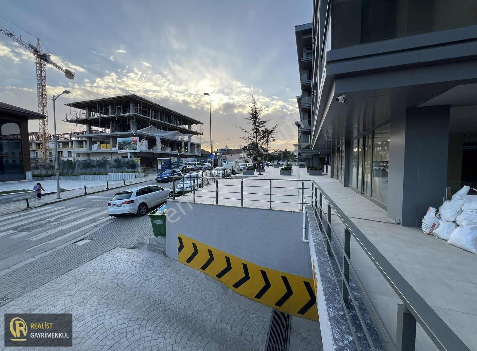 İşlek Cadde Üzeri Kullanıma Hazır 400 M² Dükkan - Görsel 12