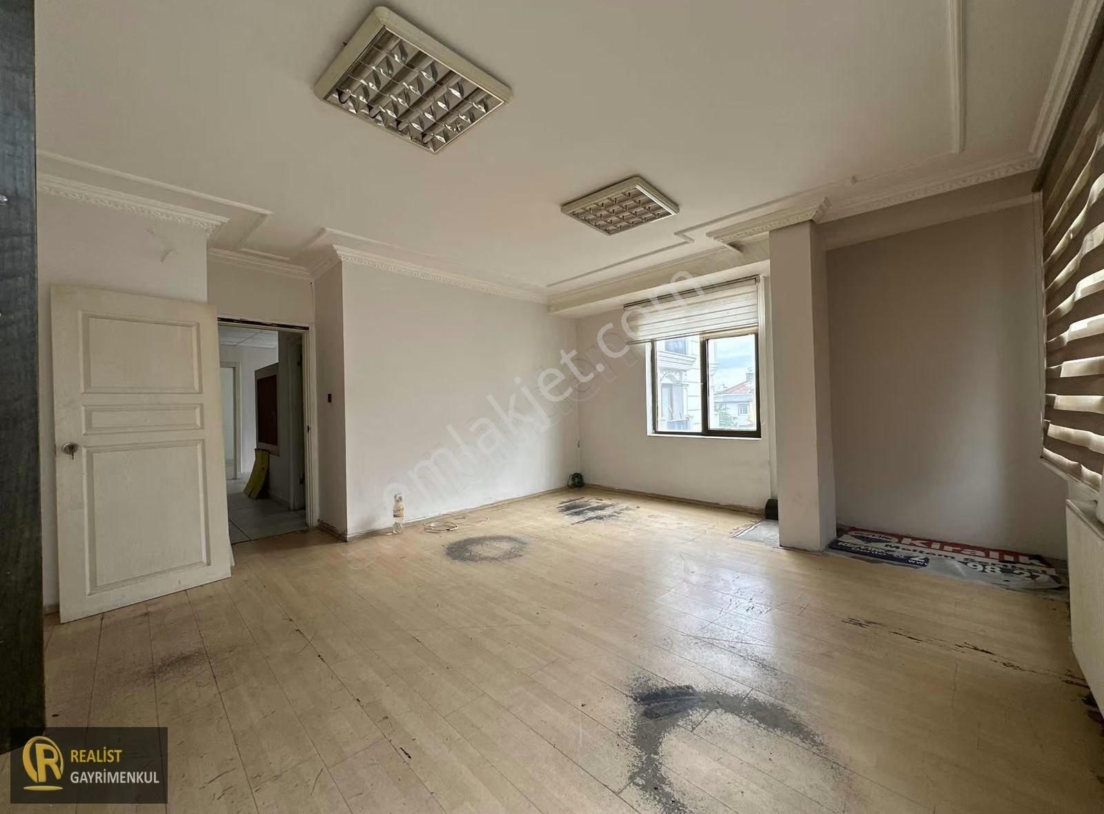 Merkezi Konumda-giriş Üstü Büyük 2+1 Ofis - İş Yeri