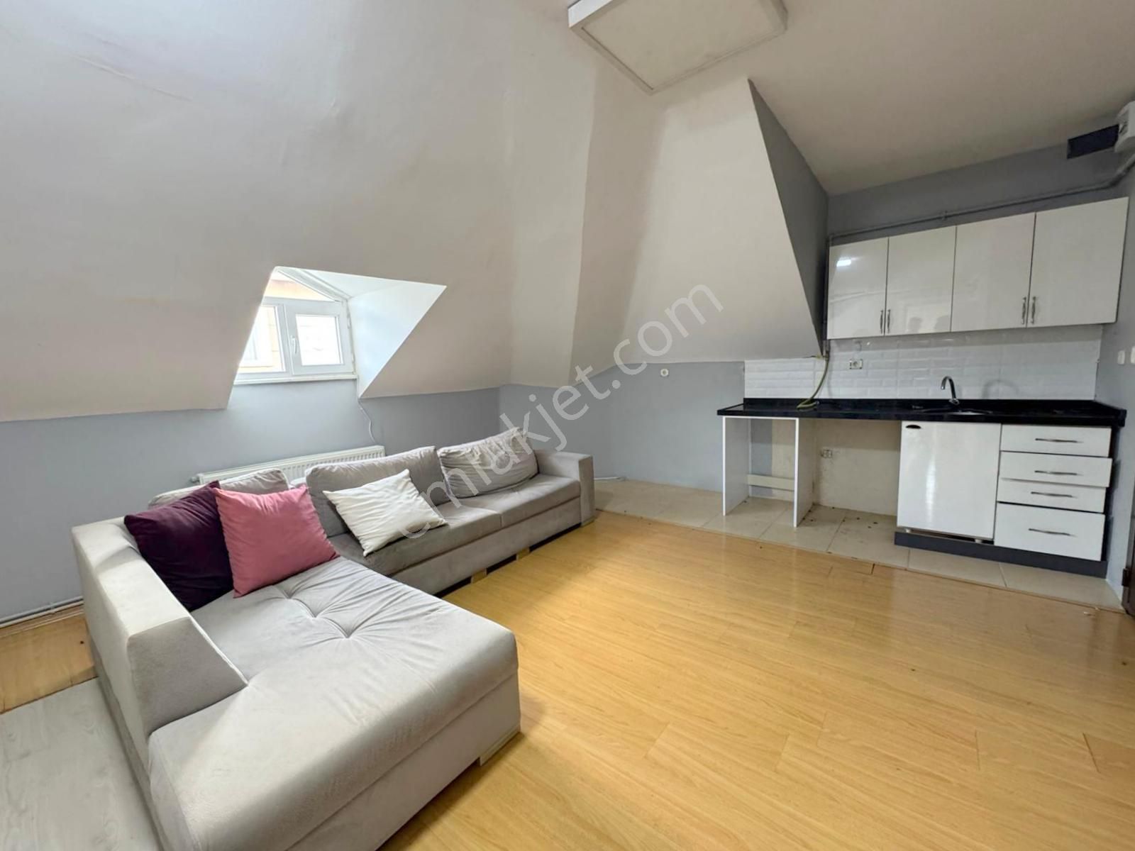 Mertcan'dan Cadde 1dk Emsey 9dk Yürüme Teraslı Kısmi Eşyalı 1+1