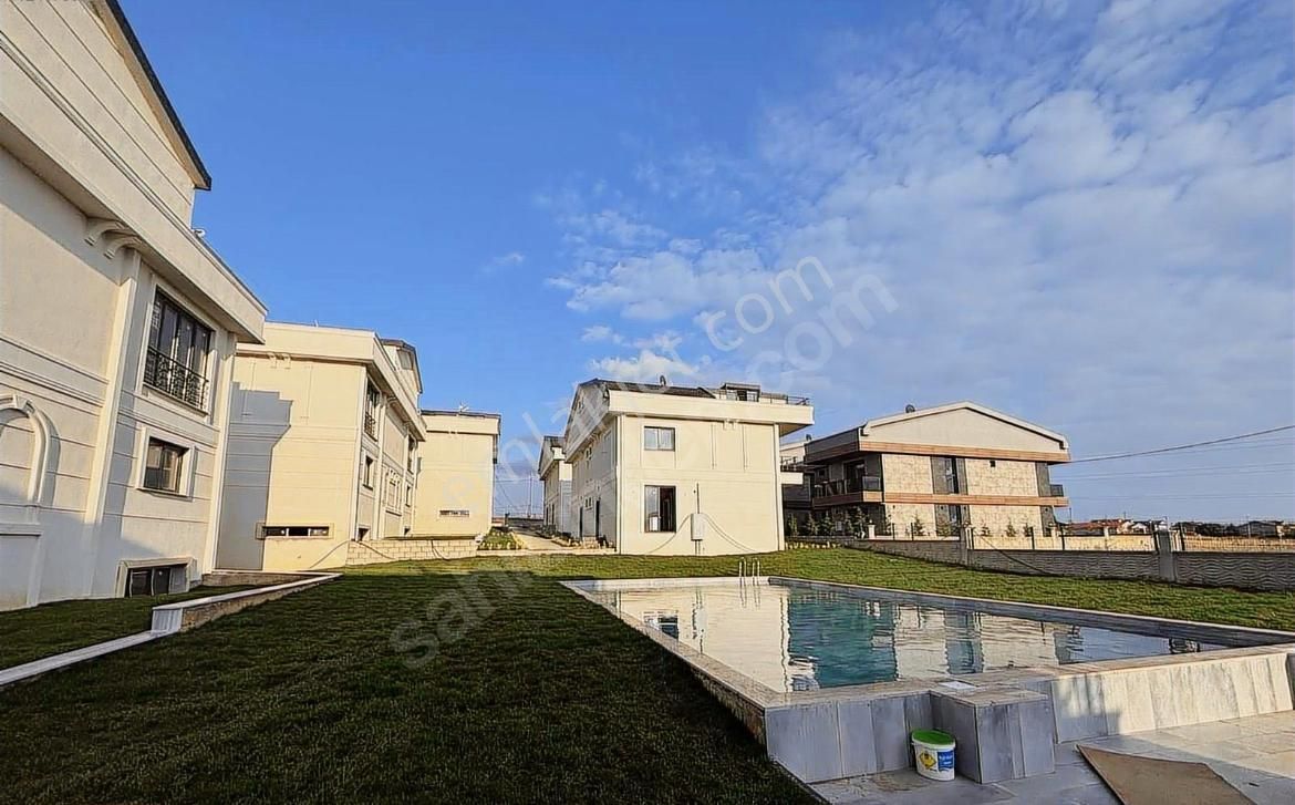 Sonton Gayrimenkul'den Silivride Satılık 6+2 Havuzlu Villa
