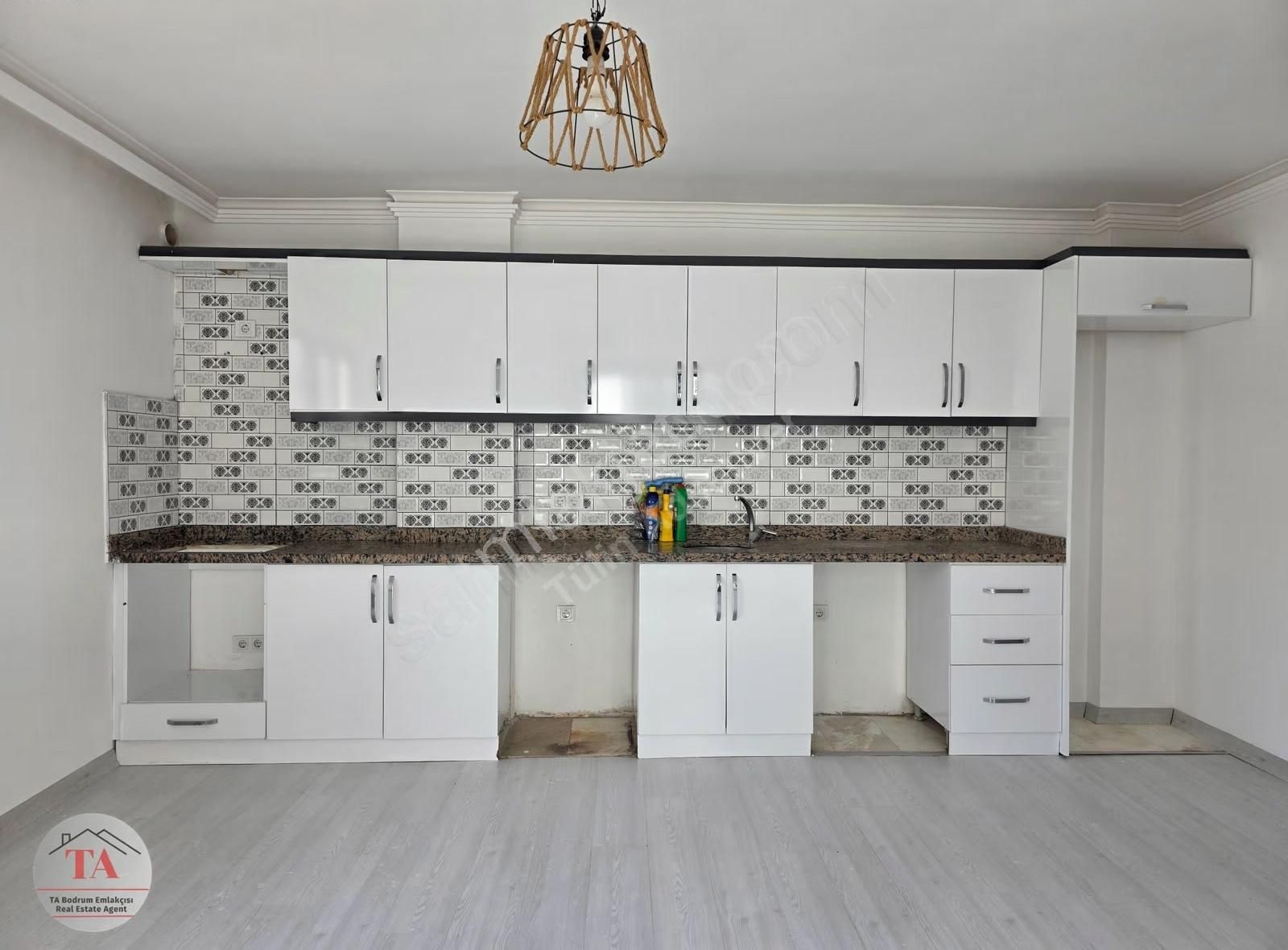 Bodrum Mumcularda Merkezi Konumda Satılık 2+1 Ferah Üst Kat Dair - Görsel 2