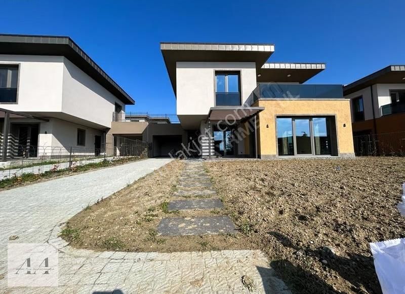 Büyükçekmece Yeşilyaka Su Etabında Satılık 4+1 Dubleks Villa