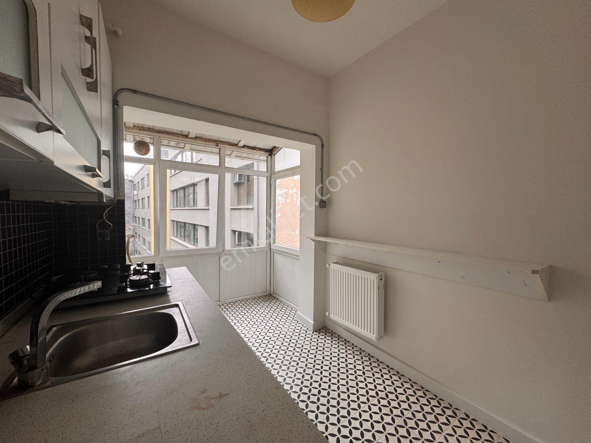 Cihangir’de Galataport’a Komşu Teraslı Ofis&yaşam İçin İdeal 2+1 Kiralık Daire - Görsel 24