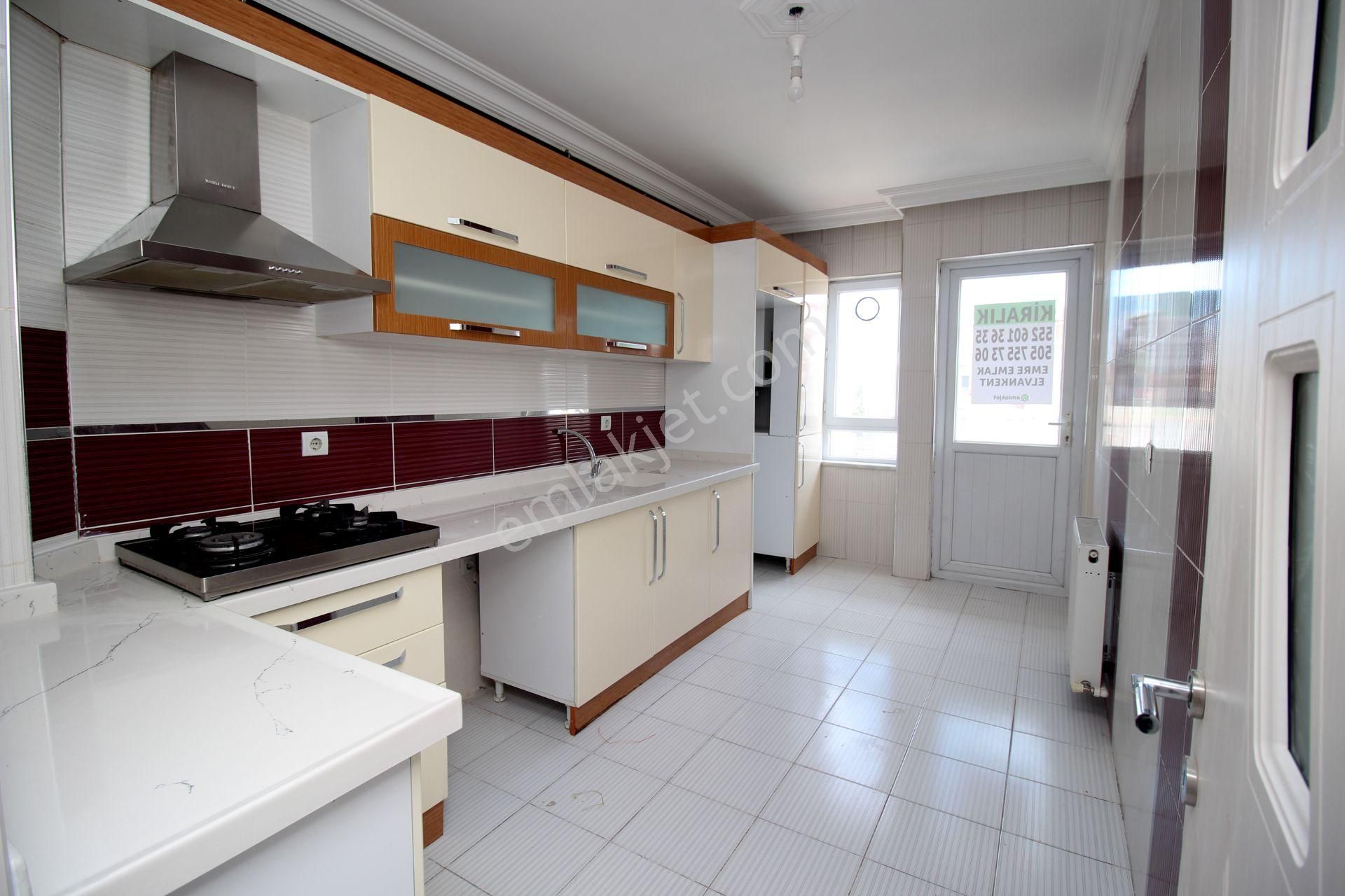 Emre Emlak'tan Topçu'da Köşe Cephe Önü Açık Asansörlü Arakat 2+1 Kiralık Daire