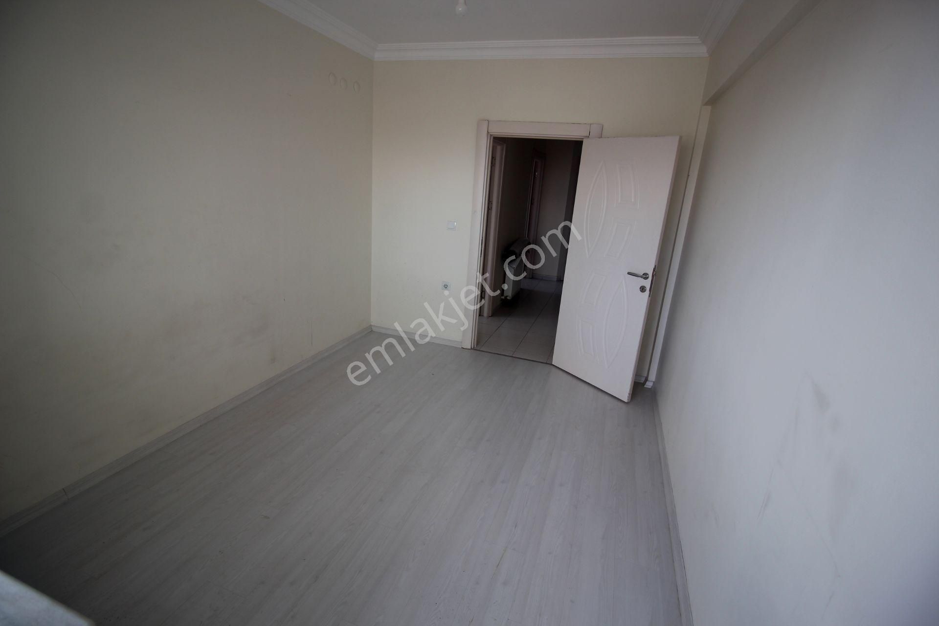 Emre Emlak'tan Topçu'da Köşe Cephe Önü Açık Asansörlü Arakat 2+1 Kiralık Daire - Görsel 14