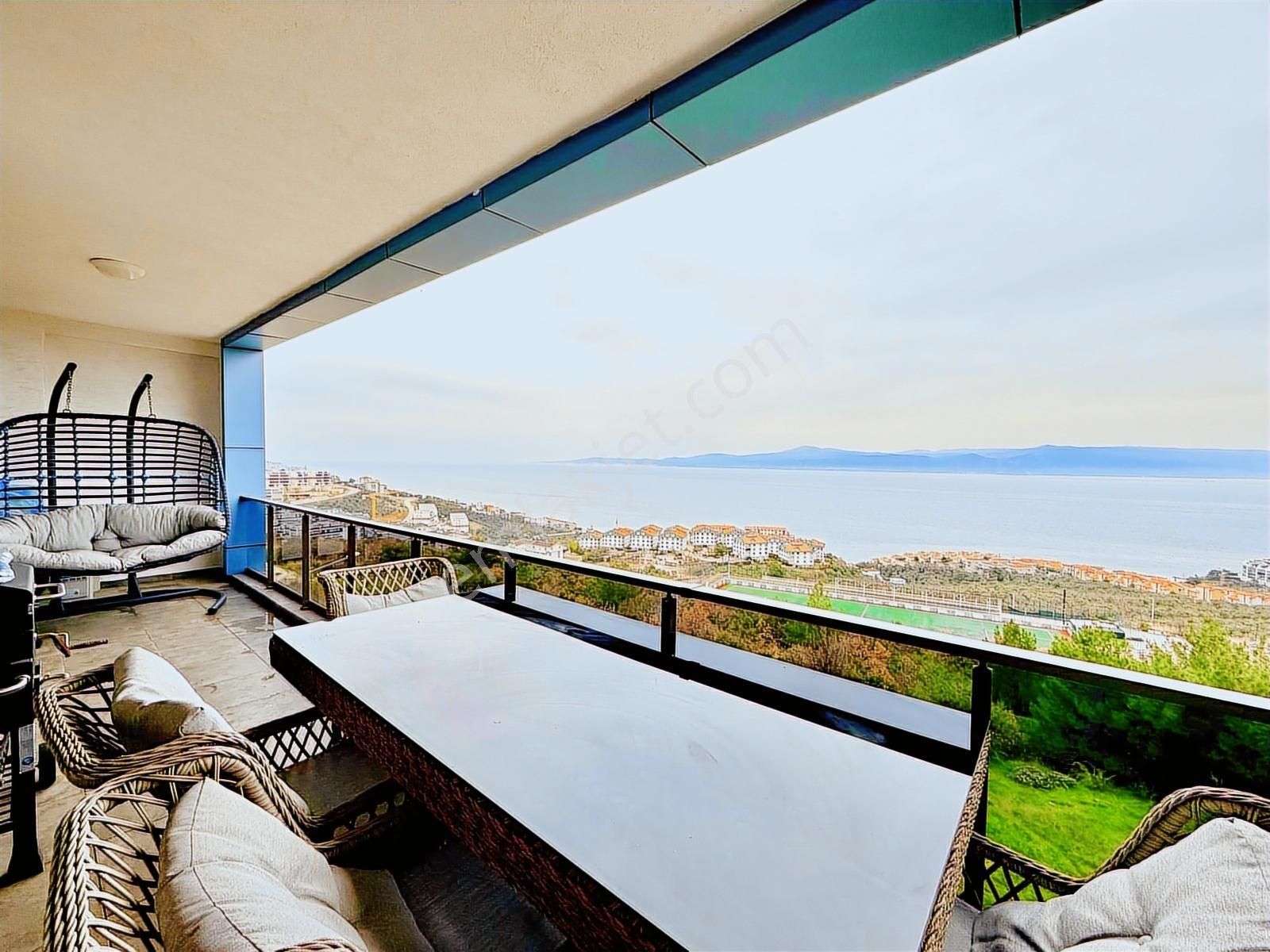 Burgaz'da Panoramik Deniz Manzaralı 5+1 Dubleks Daire