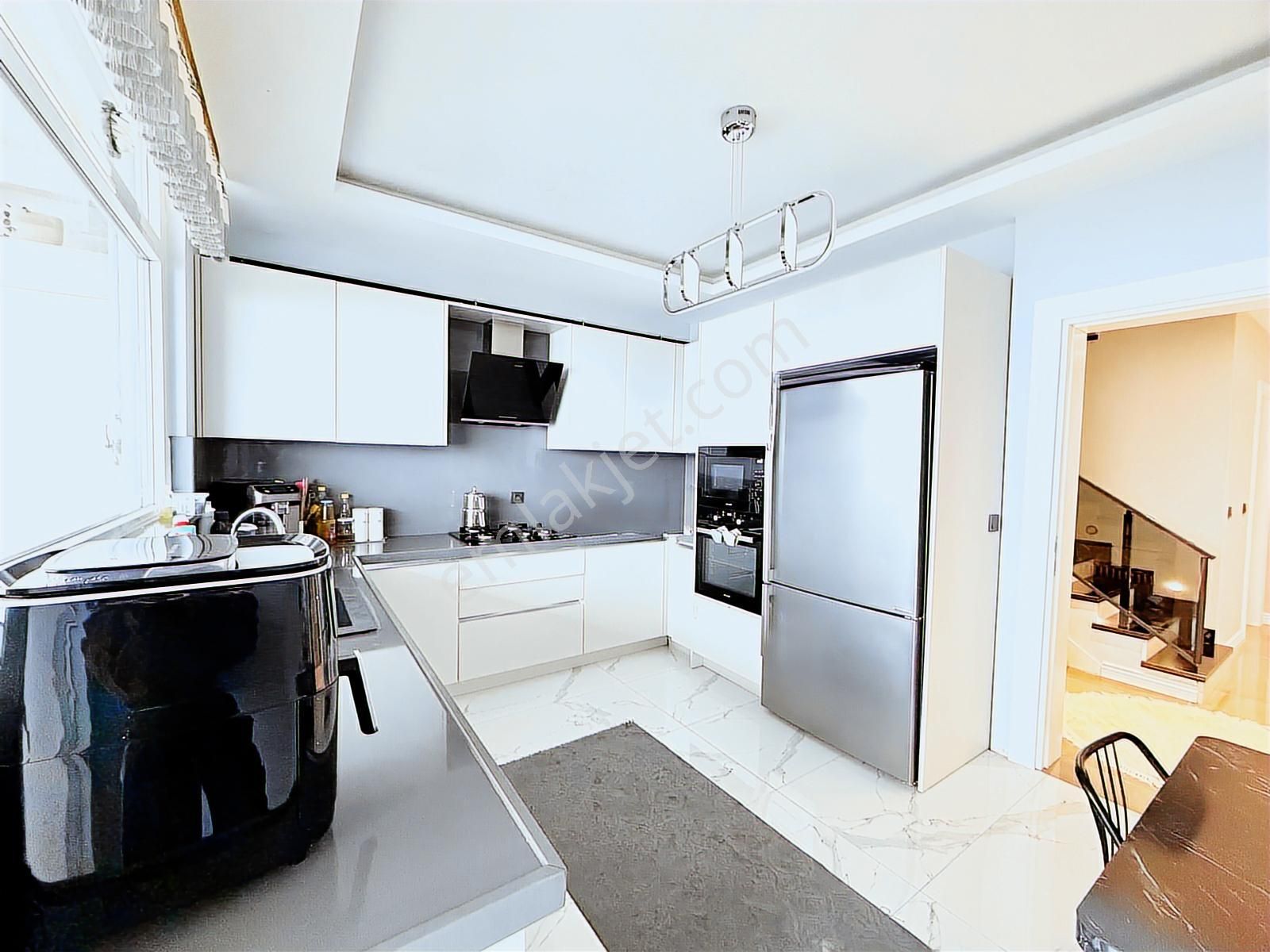 Burgaz'da Panoramik Deniz Manzaralı 5+1 Dubleks Daire - Görsel 20