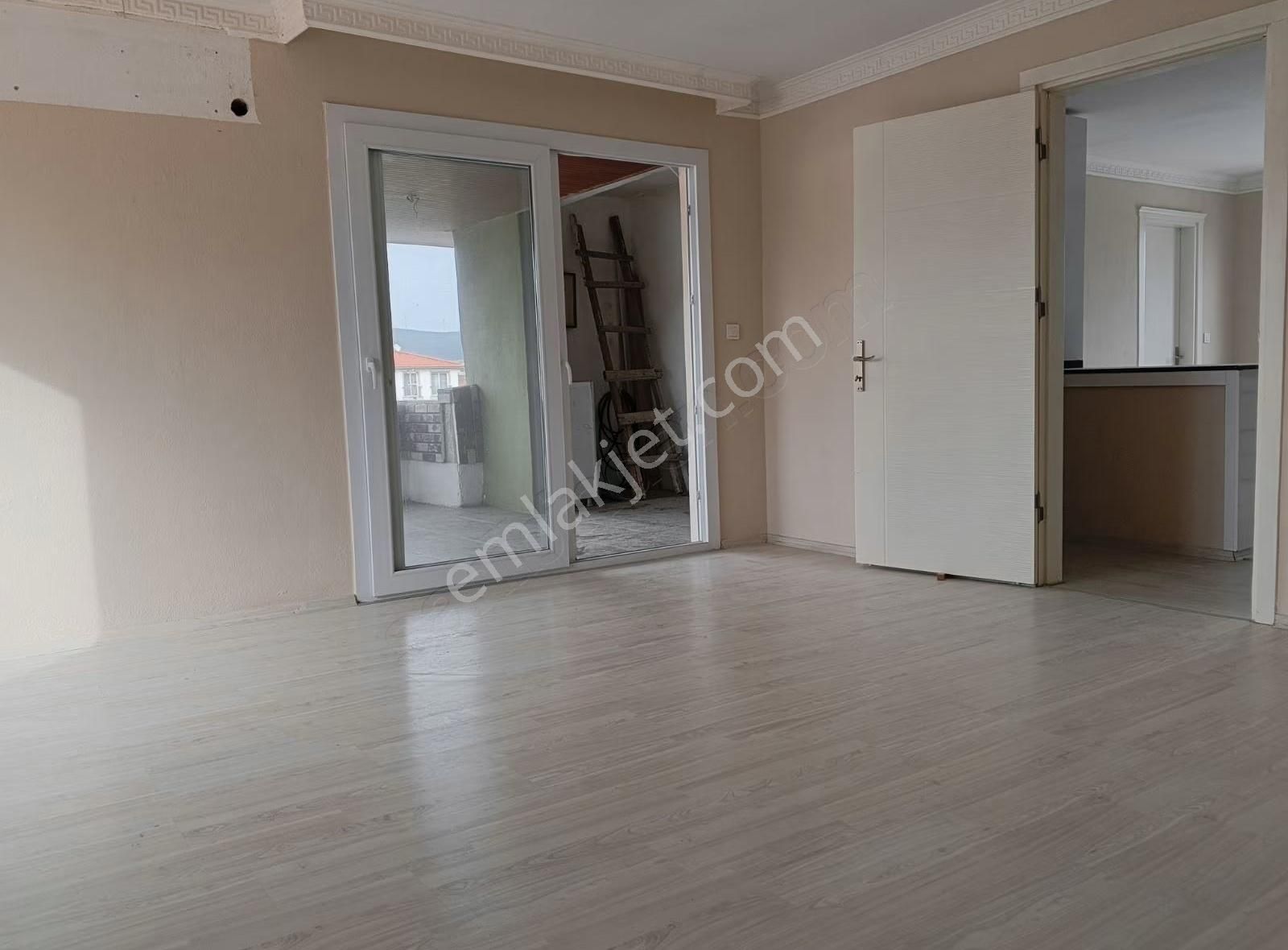 Foça Yenibağarasında Ayrı Mutfaklı 2+1 Teraslı Daire - Görsel 16