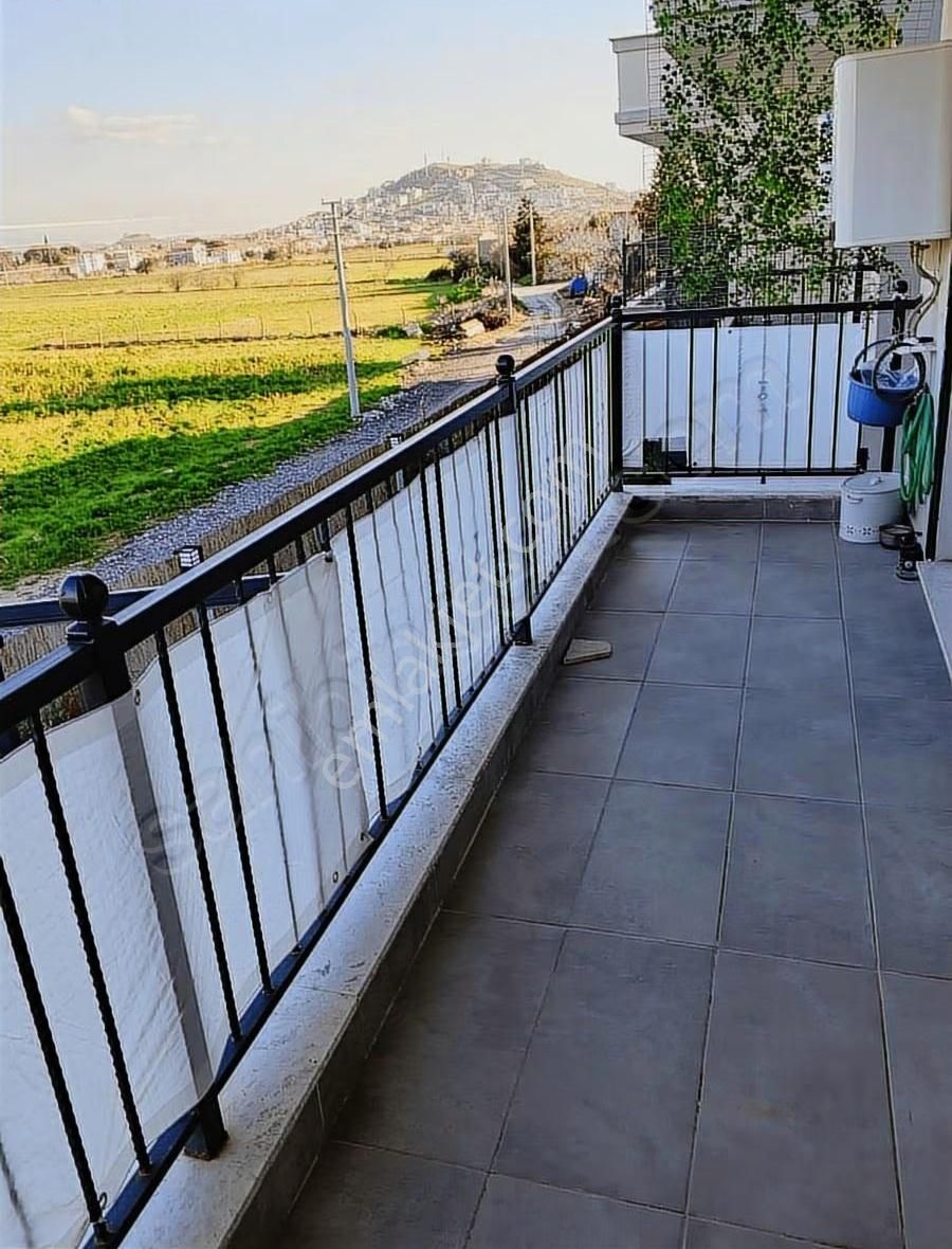Foça Yenibağarasında Sitede Teraslı 1+1 Bakımlı Daire - Görsel 2
