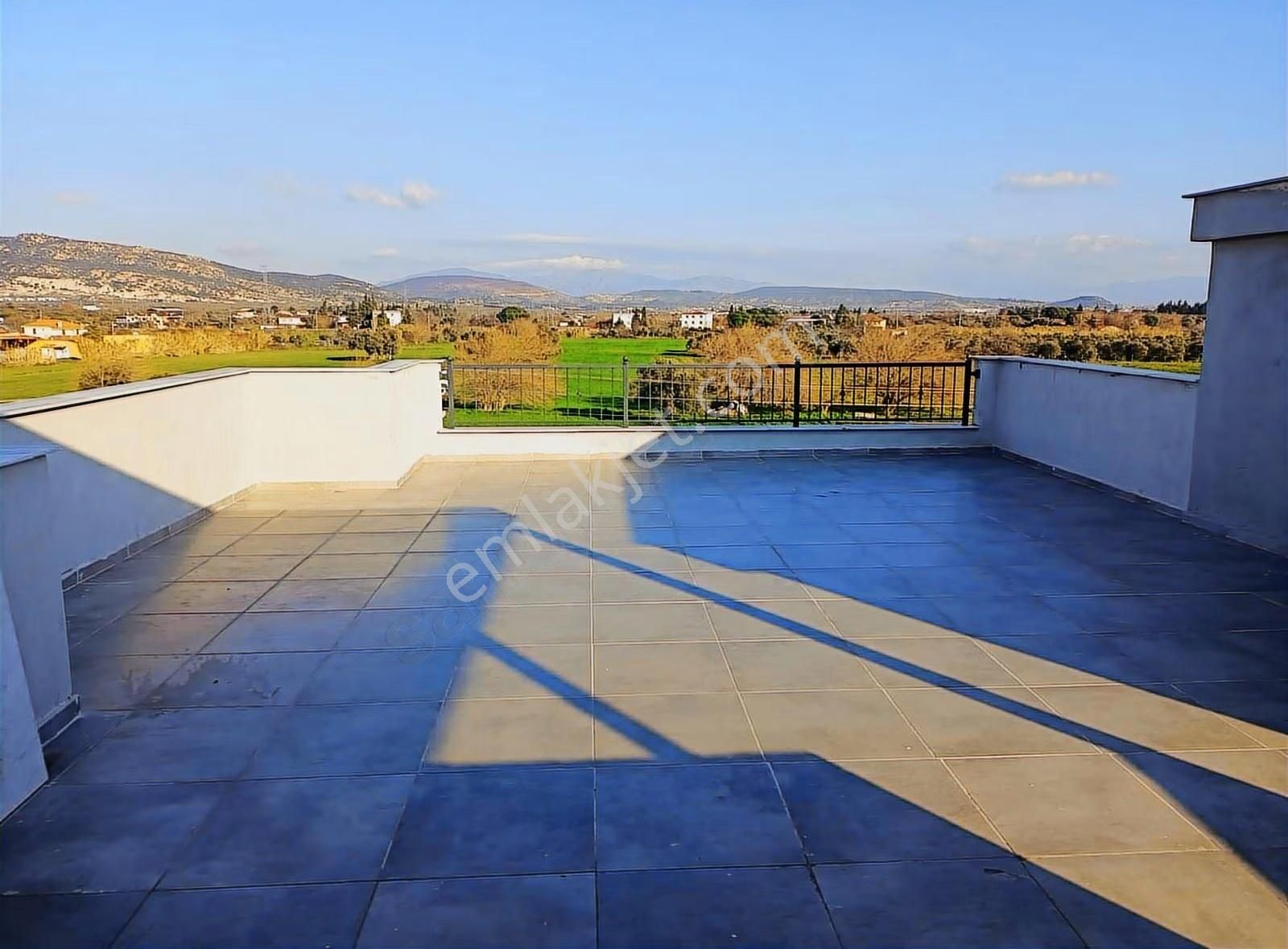 Foça Yenibağarasında Sitede Teraslı 1+1 Bakımlı Daire - Görsel 28