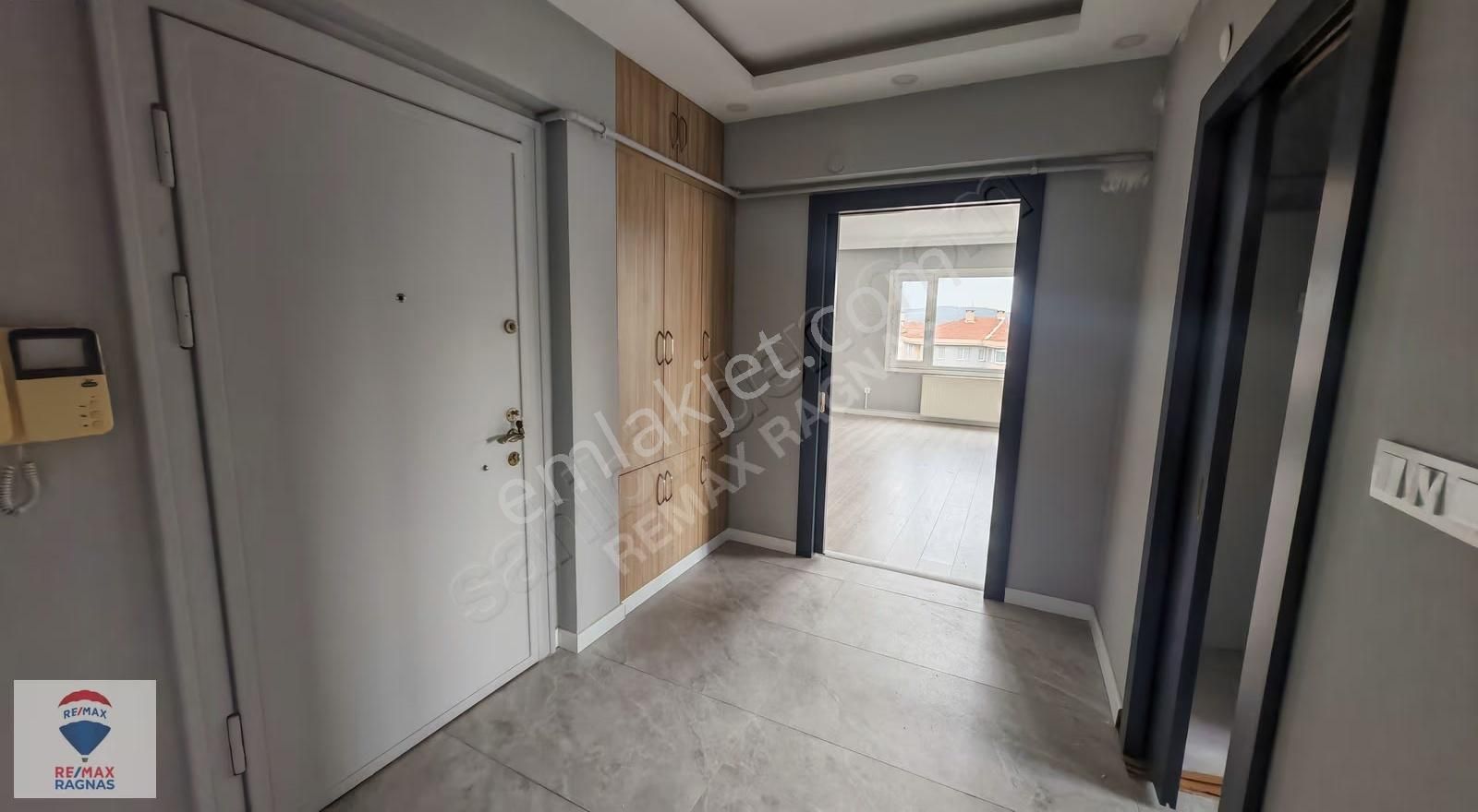 Necip Fazıl Mahallesi Site İçinde Yenilenmiş Kiralık 3+1 - Görsel 17