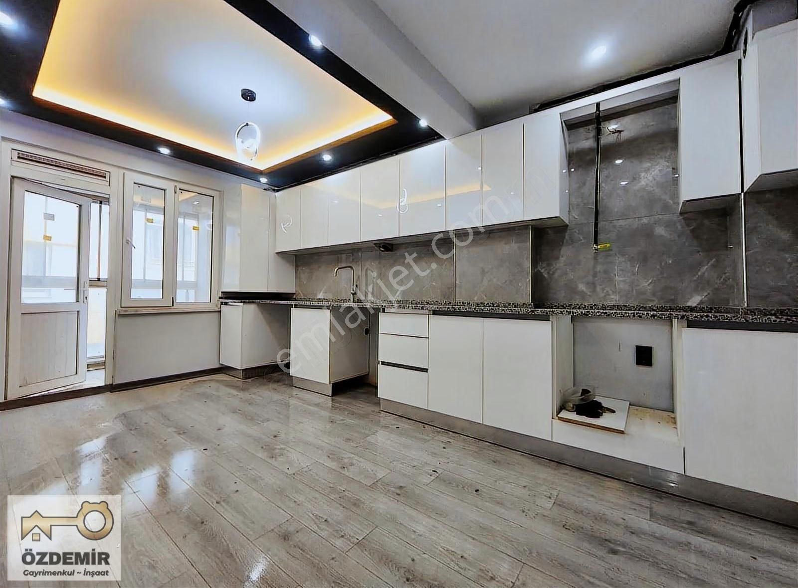 Özdemir'den Esenli Cd.üstü Geniş Köşebaşı Satılık 3+1 Daire