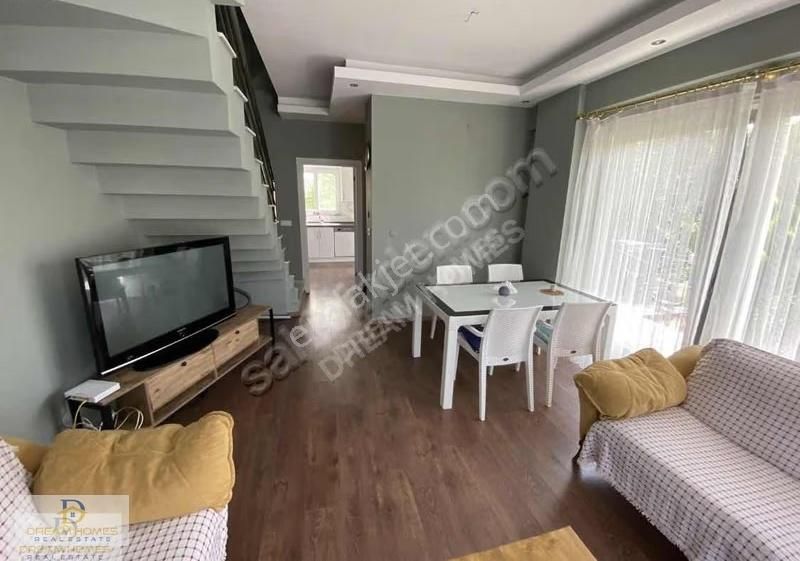 Akarca Mahallesinde Merkezde Tripleks Müstakil Bahçeli Villa - Görsel 12