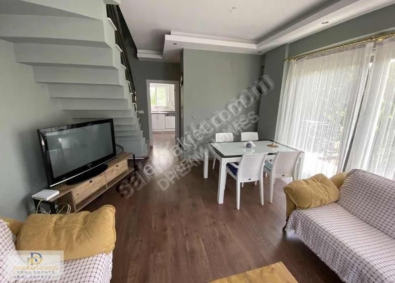 Akarca Mahallesinde Merkezde Tripleks Müstakil Bahçeli Villa - Görsel 5