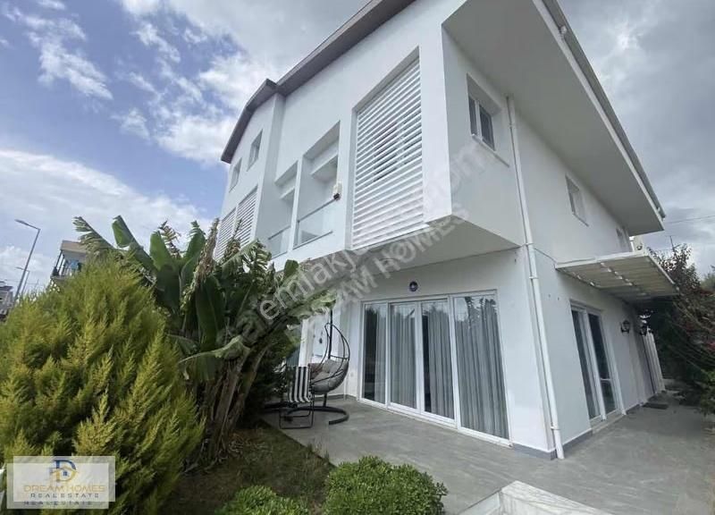 Akarca Mahallesinde Merkezde Tripleks Müstakil Bahçeli Villa