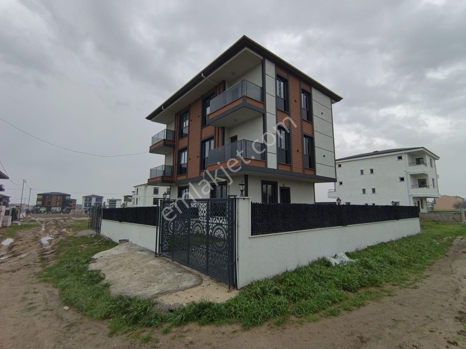 Sıfır 170 M Arsa İçinde Krediye Uygun İskanlı 3 Katlı 4+1 Villa