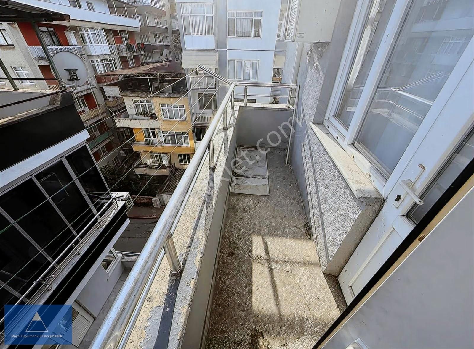 Gazi Devlet Hastanesi'ne Komşu,lise Caddesinde Lokasyonda 3+1