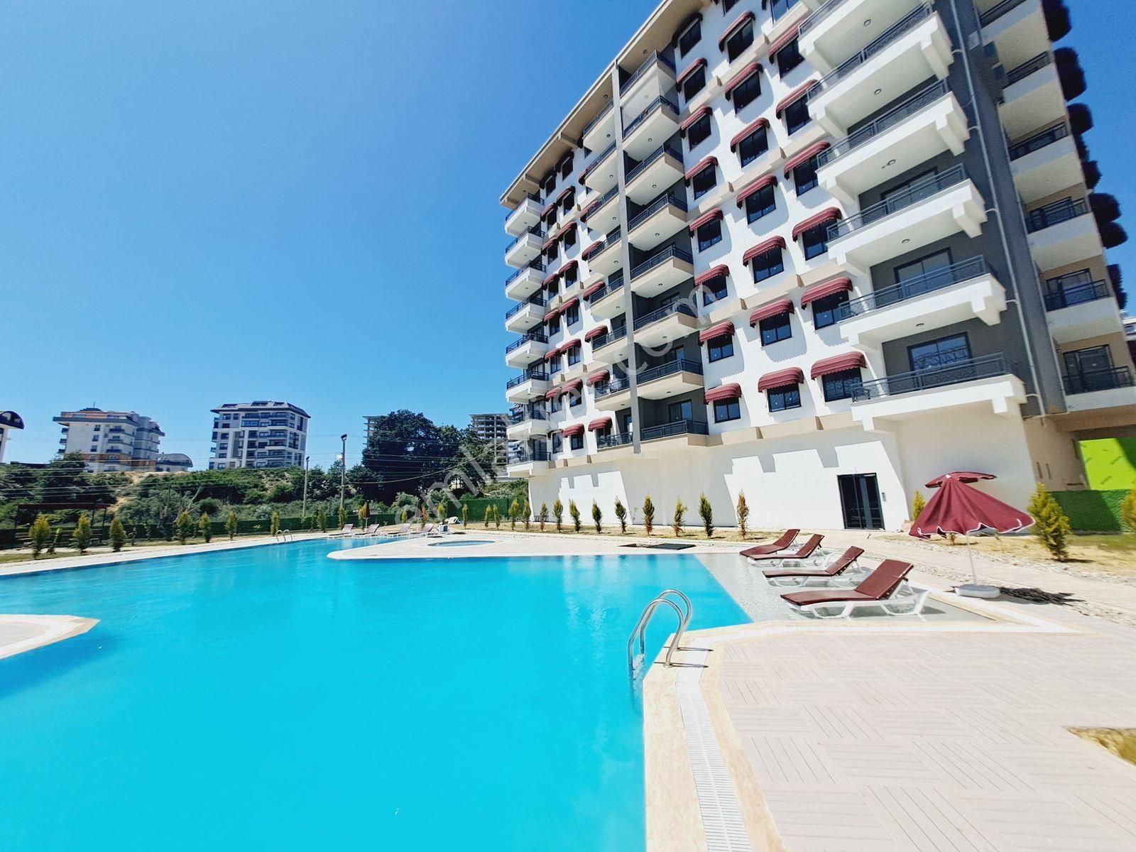 Yeni Bir Komplekste Geniş Daire Ve Denize Ve Alışveriş Merkezine Doğrudan Bir Yol