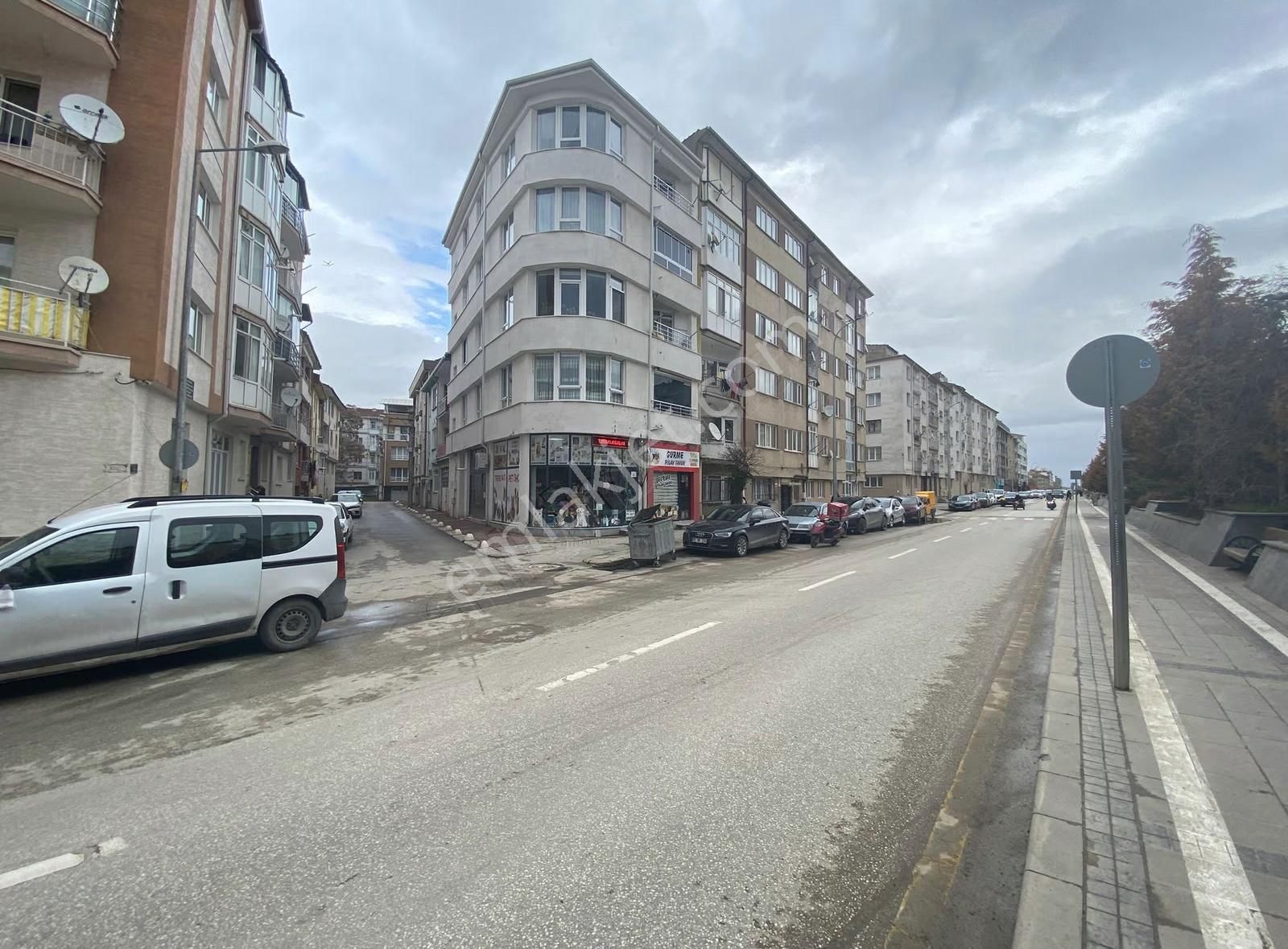 Çırağan Emlak'tan Zübeyde Hanım Bulv.( Hatboyu) Yakını 3+1 Daire