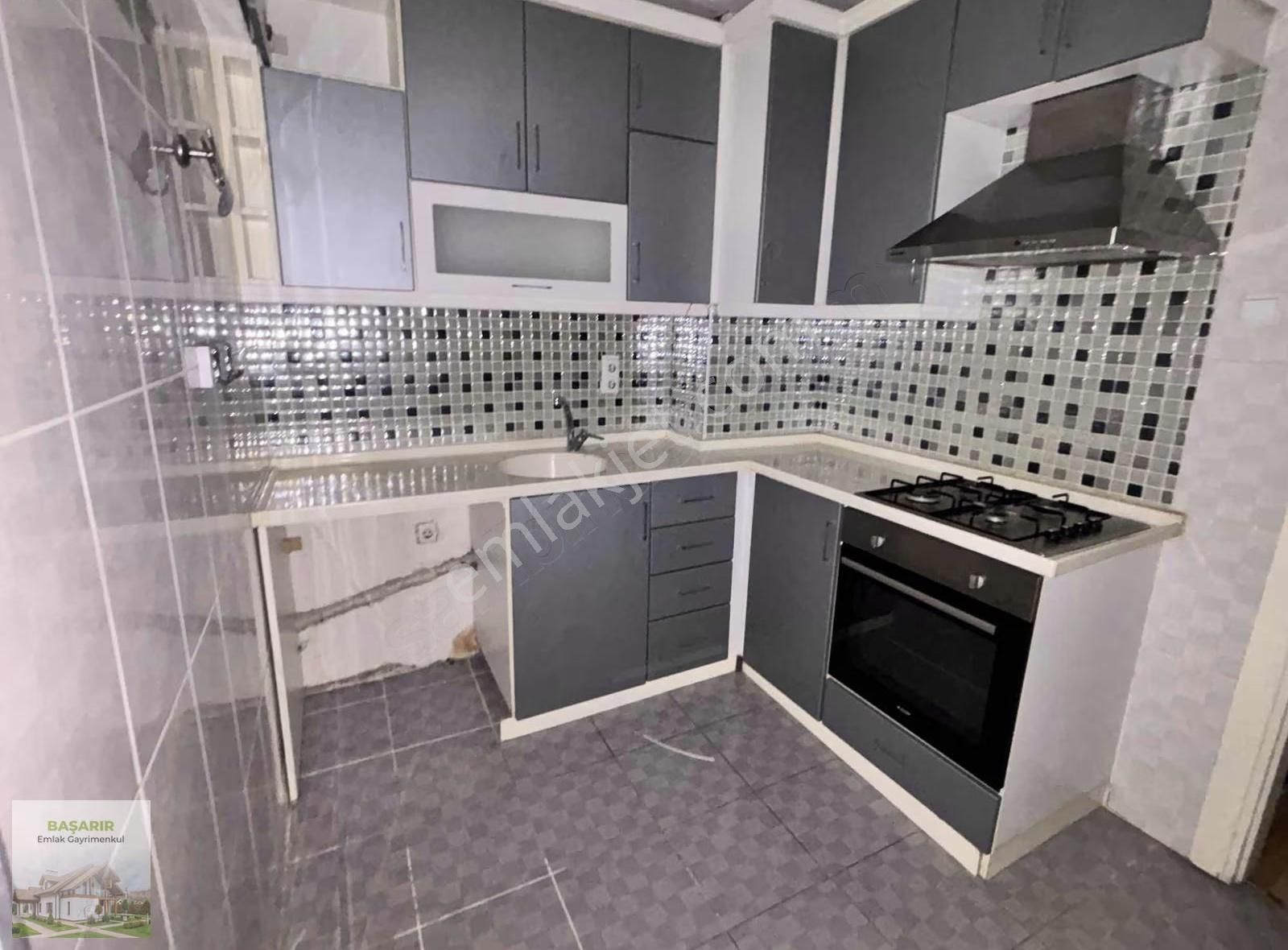 Üçyolda Cadde Bina Arka Daire Ara Kat İçi Bakımlı Asansörlü ...