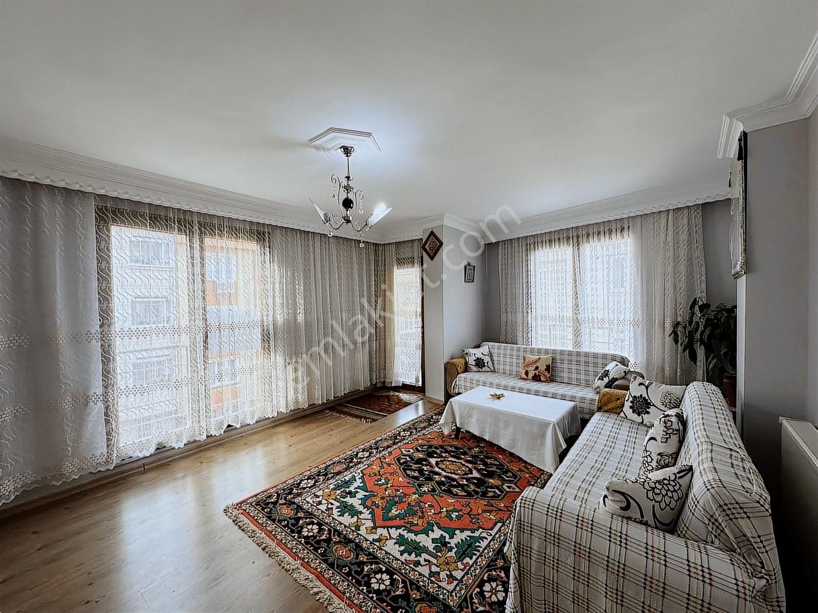 Yenimahalle'de Kullanışlı, Geniş, Açık Cephe, 3+1 Satılık Daire