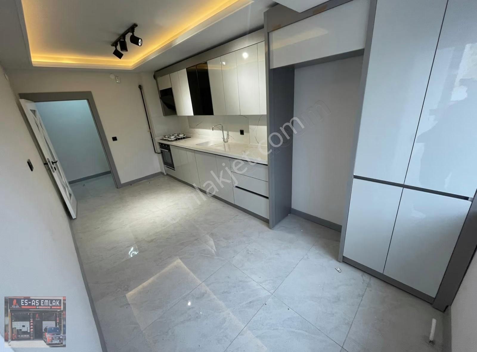 Es-astan Menderes'te Geniş Kullanım Alanlı Işıltılı 3+1 Dairemiz